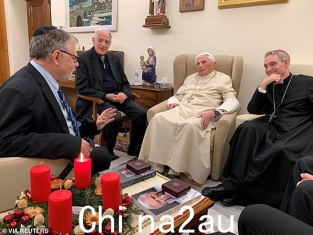 2022 年 12 月 1 日,95 岁的前教皇本尼迪克特在梵蒂冈接受“Premio Ratzinger”的获奖者” class=