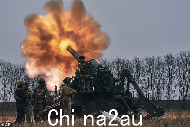 2022 年 12 月 16 日,星期五,乌克兰士兵在乌克兰顿涅茨克地区 Bakhmut 附近的俄罗斯阵地发射了 Pion 火炮系统