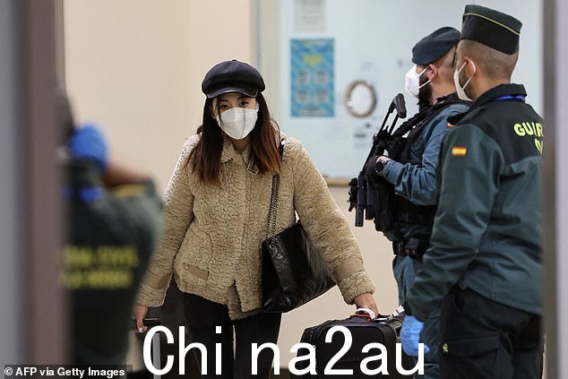 2022 年 12 月 31 日,一名从北京起飞的航班的乘客在马德里郊区巴拉哈斯的阿道弗苏亚雷斯马德里-巴拉哈斯机场着陆后离开航站楼