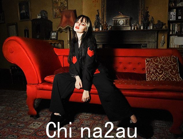 Charlotte Freud,22 岁,大亨 Rupert Murdoch performa 的孙女
