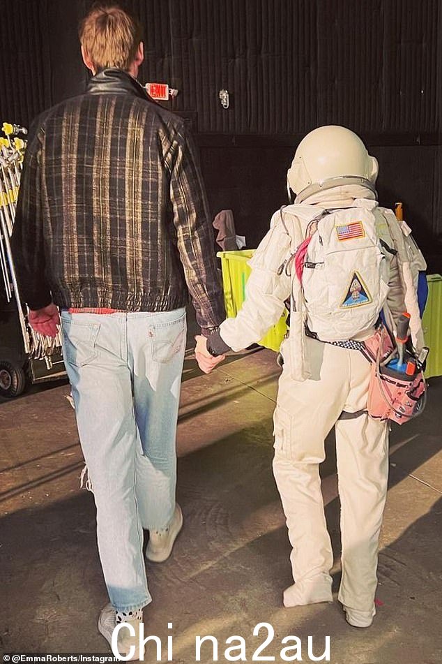 他们走了:可以看到 Emma Roberts 与她的男友 Cody John 在她在新年前夜发布的回顾专辑中牵手