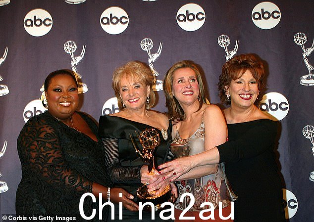'Pals':'她可以大笑,玩得开心,讲一个下流的笑话,'Behar 回忆道。'她很有趣。我们是好朋友。我们'我玩得很开心镜头前和镜头外的笑声(从左到右:Star Jones、Walters、Meredith Vieira 和 Behar,摄于 2003 年)