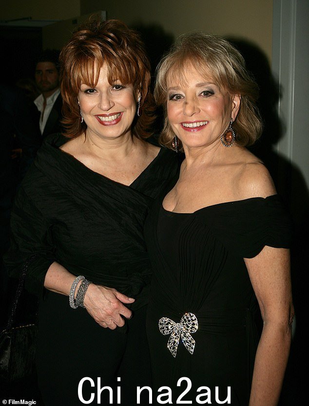 致敬:Joy Behar 向她的前 The View 联合主演芭芭拉沃尔特斯致敬,这位传奇记者于周五去世,享年 93 岁(如图 2006 年)