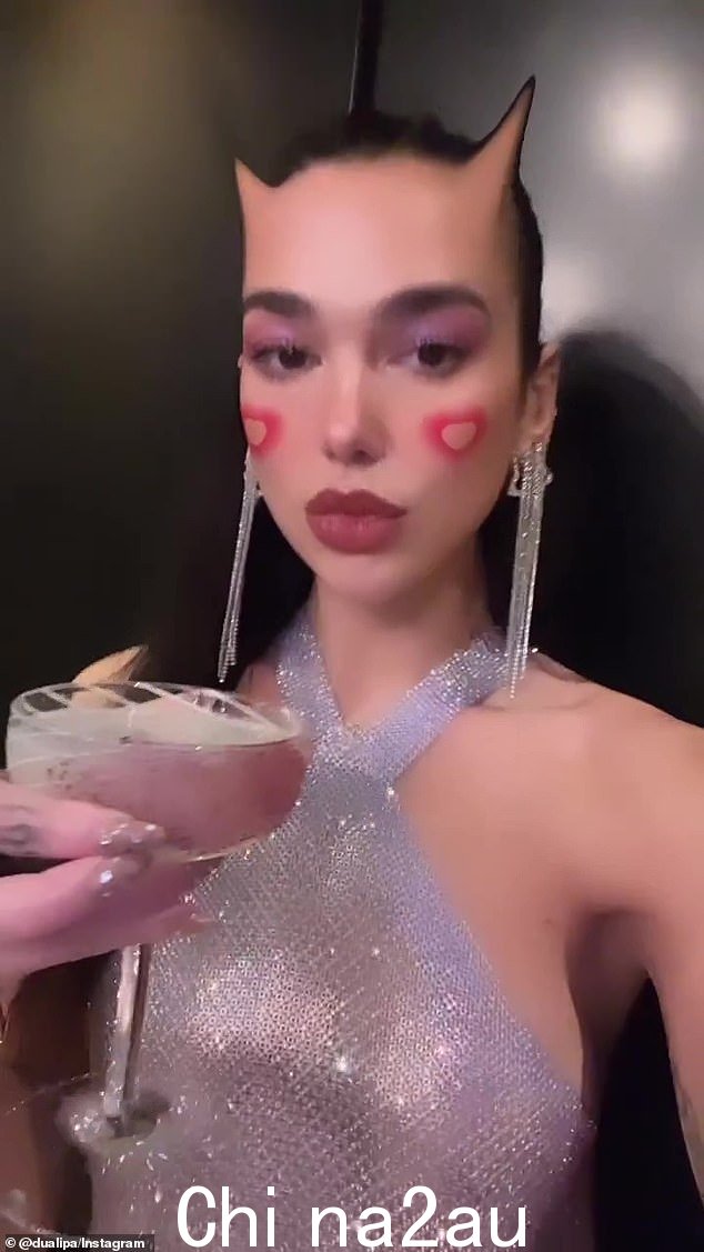 Horny:角和红耳朵在整个剪辑中都可见