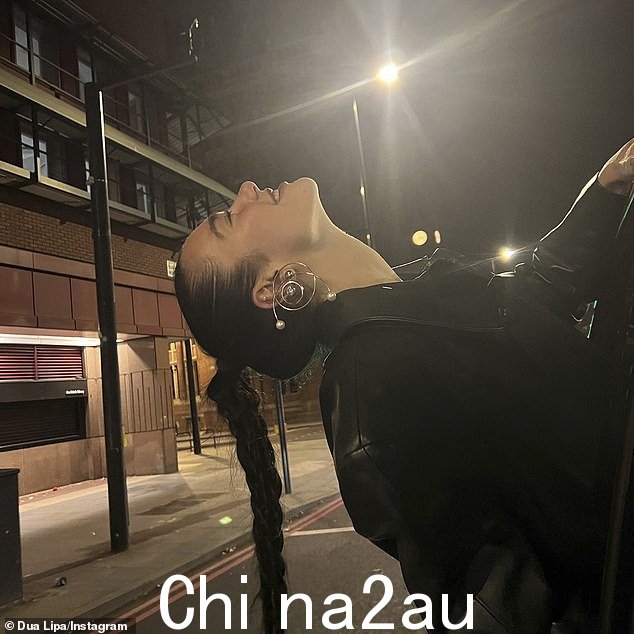 瞬间:冒失鬼抬头看向e sky while danging out the window