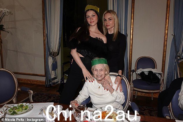 大洋彼岸:第二天,这位女演员与家人分享了庆祝圣诞节的照片,其中包括 80 岁的亿万富翁父亲尼尔森和他 67 岁的妻子克劳迪娅赫夫纳佩尔茨(右)