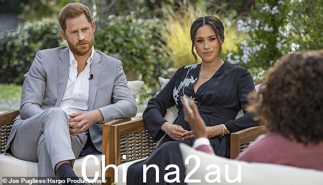 这对夫妇在 2021 年接受奥普拉温弗瑞采访时说,皇室中有人对他们儿子阿奇的肤色发表了评论