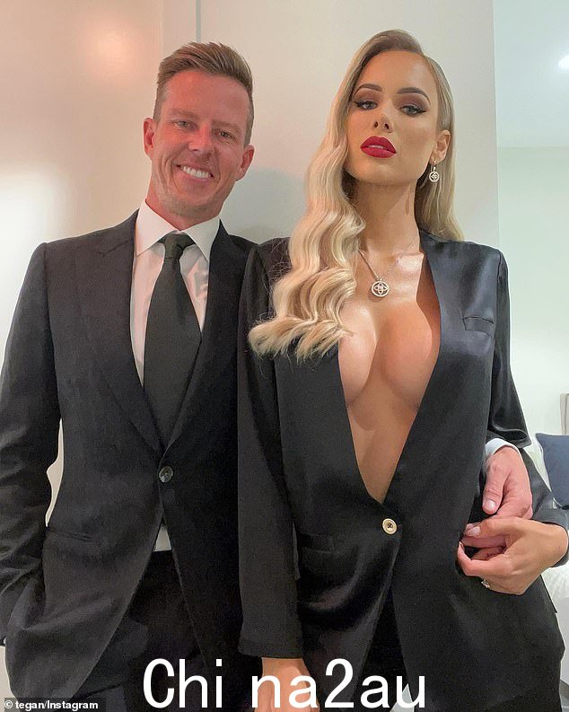 Kyly Clarke 的前男友 James Courtney 与他的妻子 Tegan(合照)和他们两个月大的儿子 Cadel 一起举杯庆祝新年