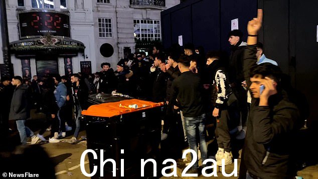 一些人互相推搡,在人群中推挤自己因为家人让开了