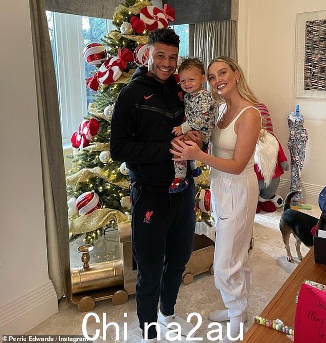 Loved-up:在 Perrie 向粉丝们展示了她与足球运动员未婚夫和他们的男婴的温馨家庭圣诞节之后