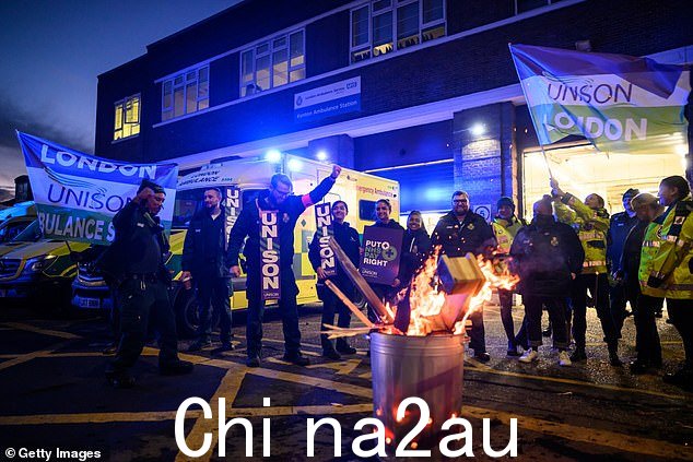 苏纳克先生的首要任务是让 NHS 度过冬季危机(图:救护人员聚集在 Kenton 救护站外,因工资和工作条件罢工)