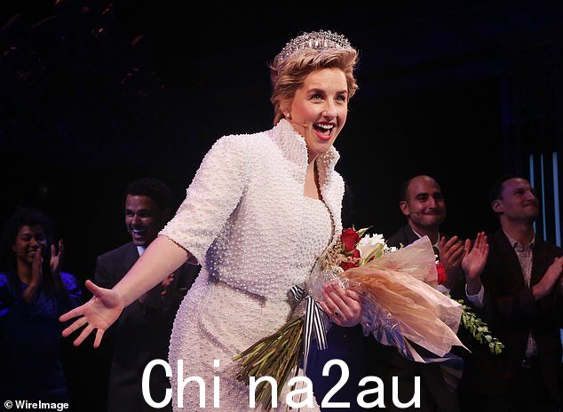 扮演女主角的英国舞台新星珍娜·德瓦尔过去曾透露,体现已故皇室成员最困难的部分是尽量不要“迷失在那个sadness'
