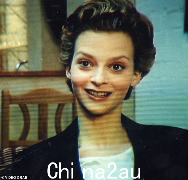 1996 年,这个角色给了英国女演员 Julie Cox,她最近出演了犯罪剧 Broadchurch