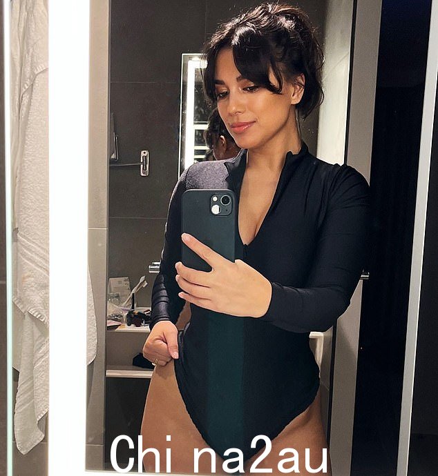 惊艳:现年 43 岁的 Fiona Wade 在除夕夜在 Instagram 上向她的粉丝炫耀她令人羡慕的身材,同时祝他们新年快乐