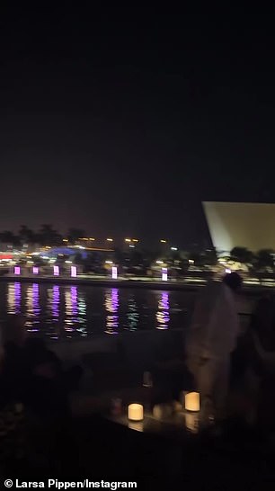 他们乘坐了浪漫的跨年夜游轮