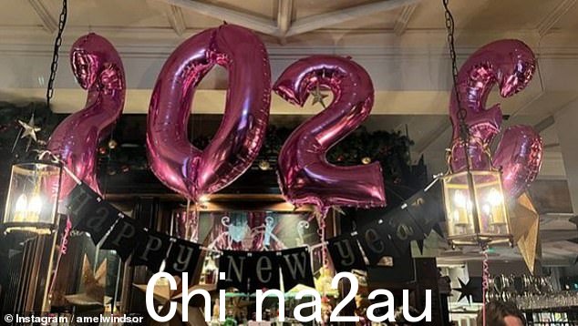 其他照片看到 Amelia 拍下了一个酒吧,准备用彩旗和饮料庆祝 2023 年的开始