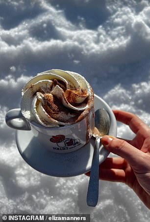 另一个下雪的镜头显示她在斜坡上享受着颓废的热巧克力