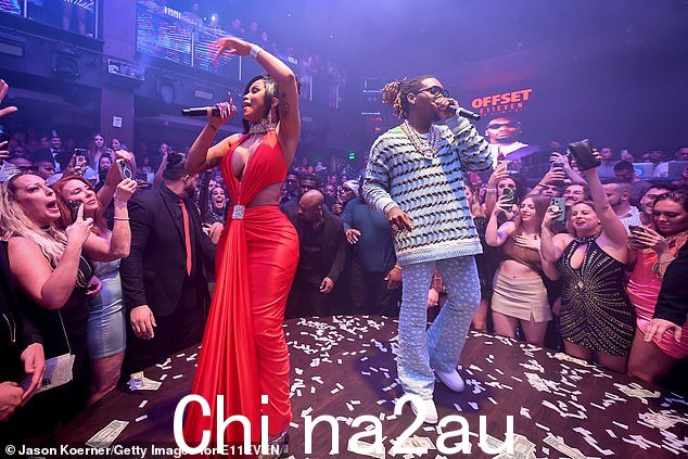 '让我们在 11 号俱乐部带来午夜!'格莱美奖得主 Cardi B 和她结婚五年的丈夫——三届格莱美奖提名人 Offset——甚至在周六晚上在迈阿密热点 E11 的新年前夜狂欢中一起表演” class=