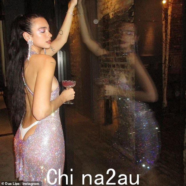 耸人听闻:Dua Lipa 在新年前夜的一系列炙手可热的照片中看起来简直是耸人听闻,因为她很享受与她最亲近和最亲爱的人的聚会