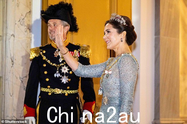 玛丽在阿美琳堡克里斯蒂安七世宫举行的年度新年晚宴和政府餐桌上穿着蓝色亮片连衣裙、头饰和王权,看起来光彩夺目
