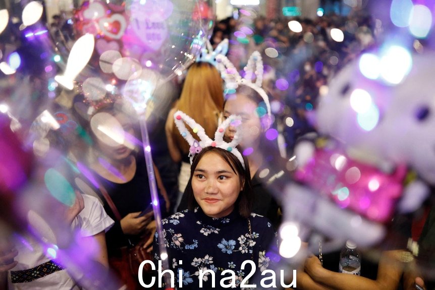 吉隆坡一位狂欢者戴着兔子耳朵庆祝新年前夜。