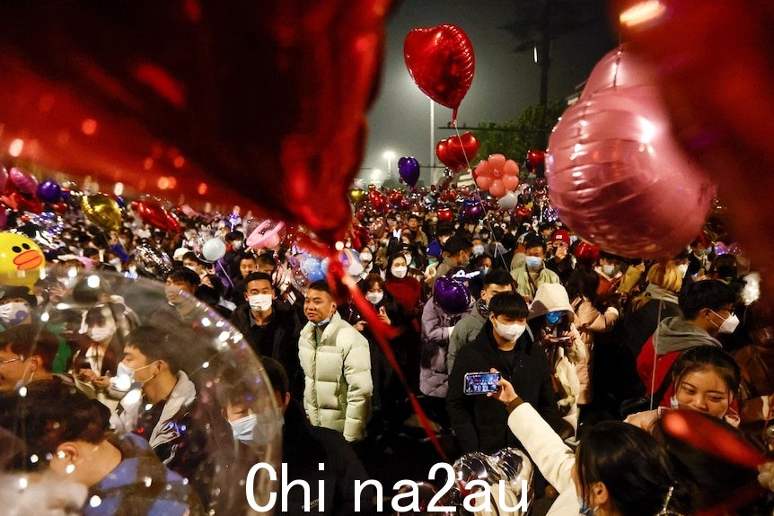 数百人在街上用气球庆祝新年。