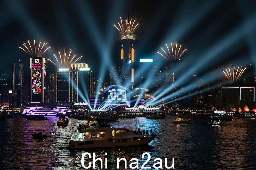 “新年午夜时分，烟花将在维多利亚港上空燃放。”