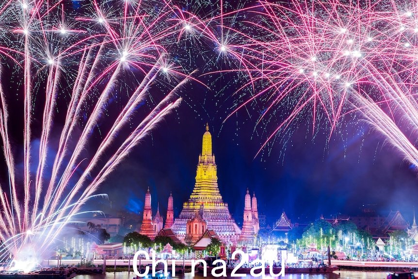  曼谷新年庆祝活动期间，烟花在郑王庙上空绽放。 