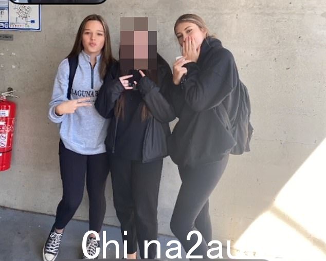 Gabriella McLennan 和她最好的朋友 Lily Van de Putte 合照。他们在车祸中同归于尽