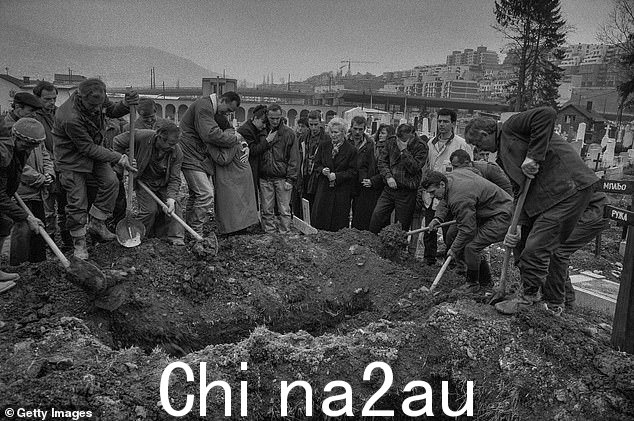 在 1992 年开始的为期三年的波斯尼亚战争中,作为种族清洗军事行动的一部分,多达 50,000 名妇女和女童遭受性暴力。图为:一个家庭参加 1994 年波黑战争期间在波黑萨拉热窝举行的葬礼