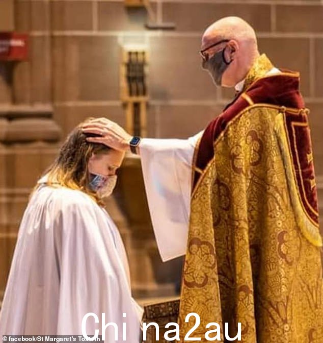 一张 2020 年 9 月仪式上的照片。Allison 认为他们是英国教会的第一位非二元教会牧师