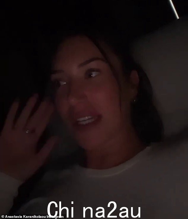 她的夜晚以有趣的方式结束:斯塔西穿着睡衣在新年前夜结束,她努力寻找与凯莉詹纳的电影。在长时间尝试描述这部电影和咯咯地笑几声之后,两人最终想出了这部悬疑电影的名字。 “它叫 Kindred!!!!”给 Stassi 加上字幕,在他们看电影的视频上写下