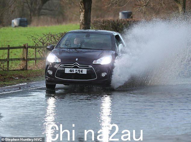 雨水导致埃塞克斯的一些道路被洪水淹没,包括元旦今天早上切姆斯福德附近的这条道路