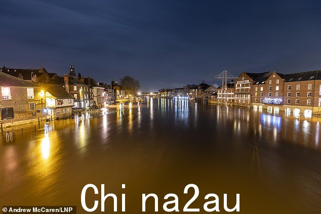一夜之间约克被洪水淹没的场景中的灯光增添了荒凉感