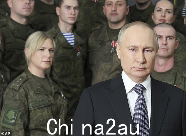 弗拉基米尔·普京 (Vladimir Putin) 被指控雇用演员假扮士兵,并在他的年度电视新年致辞中穿着防弹衣。左图:一名金发女郎,据说是 '普京在其他公开露面中发现的军医