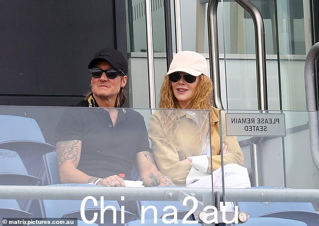 Nicole 用一双白色运动鞋、一顶白色帽子和太阳镜完成了她的造型