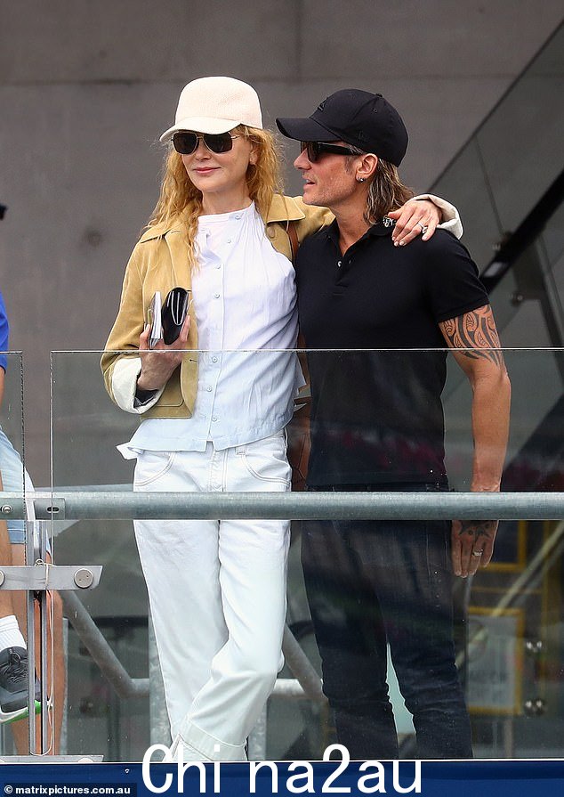 Nicole 在看台上观看比赛时搂着结婚 16 年的丈夫