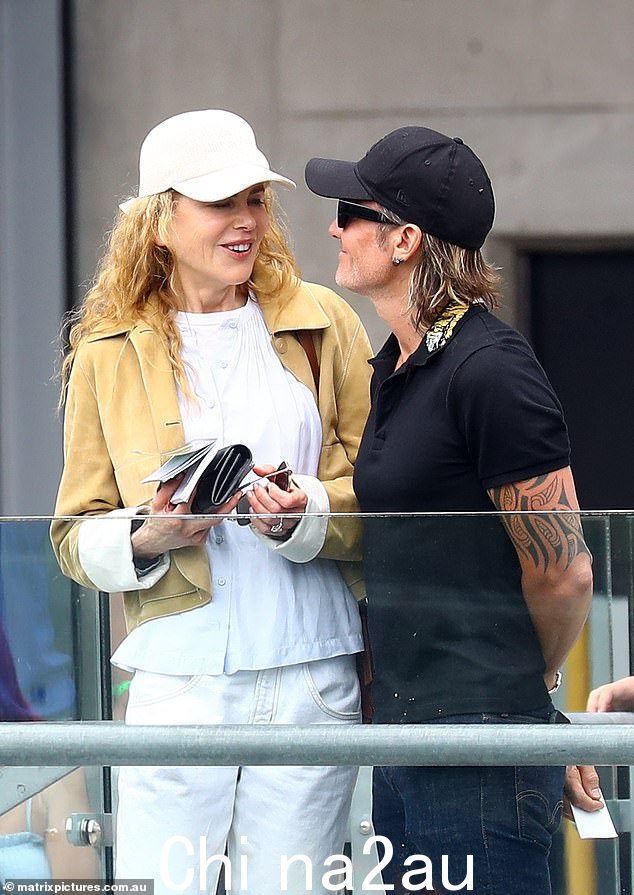上周,Nicole 和她的丈夫 Keith 还被拍到在一次有趣的活动中参观 Manly Seaside Kebabsvisit to the beach