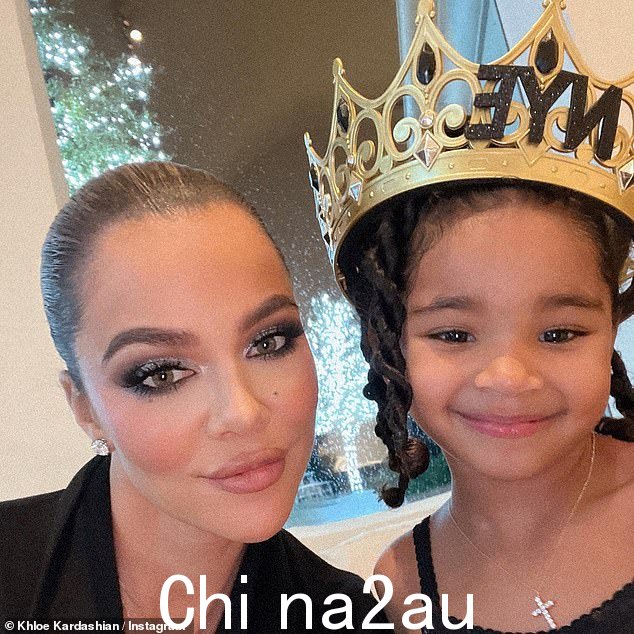 动态二人组:Khloé Kardashian 在 2023 年与她的女儿 True、姐姐 Kim Kardashian 和家里的几个朋友一起打电话
