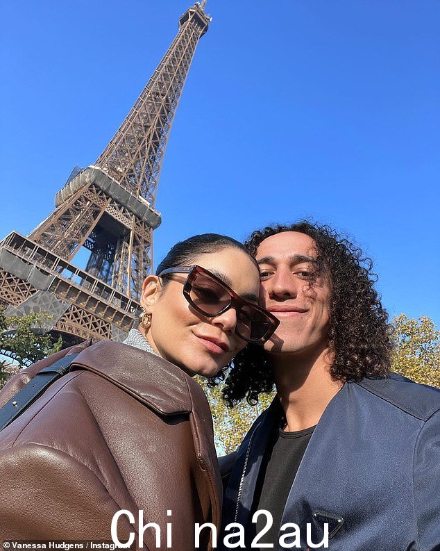Je t'aime: Hudgens 和她的棒球运动员男友 Cole Tucker 于 11 月在巴黎埃菲尔铁塔前拥抱