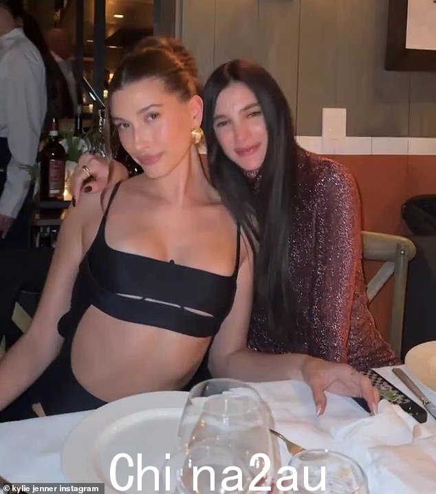 热门话题:Hailey 穿着一件带有非常细肩带和低直领口的黑色小裙子非常性感
