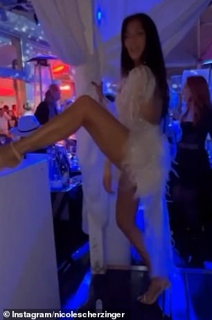 '即将迎来 2023':Nicole Scherzinger 在新年前夜展示了她著名的动作,她一边庆祝一边对着镜头扭动臀部