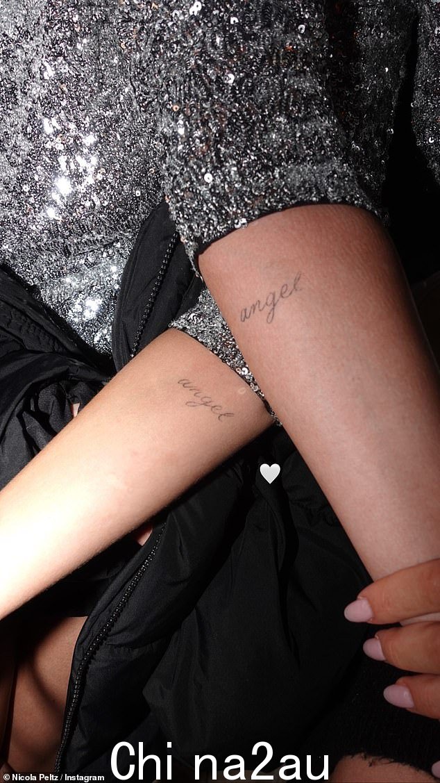 匹配:Selena Gomez 和 Nicola Peltz 得到匹配的'天使'纹身,因为他们意想不到的新友谊继续开花