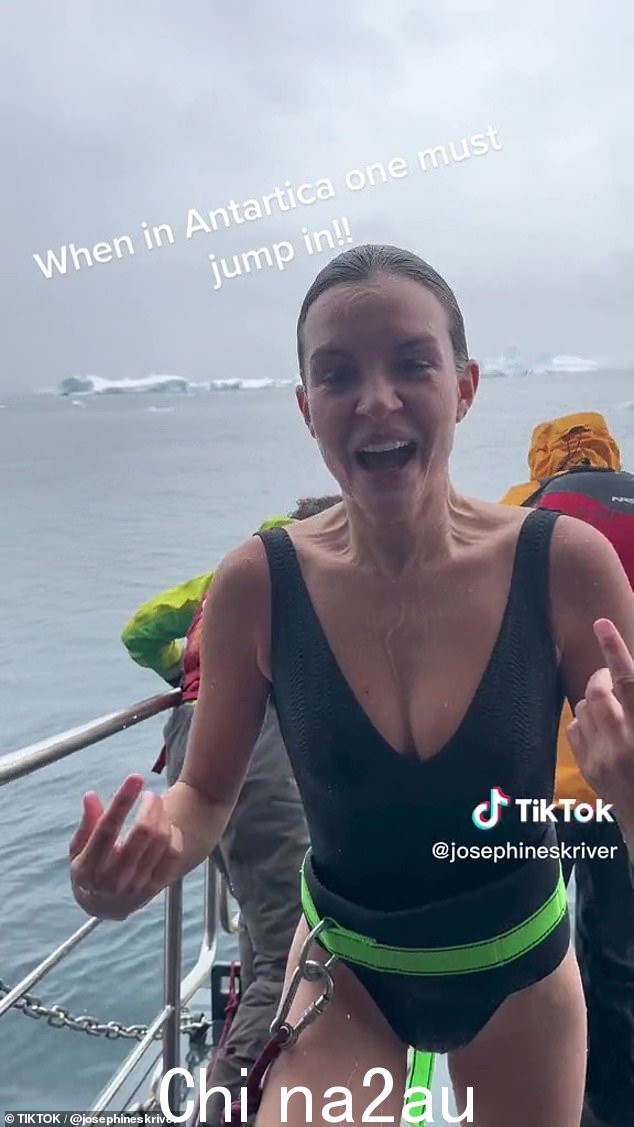 勇敢:周日,穿着泳装的 Josephine Skriver 与丈夫 Alexander DeLeon 在 Instagram 上分享结果时跳入南极冰冷的水域