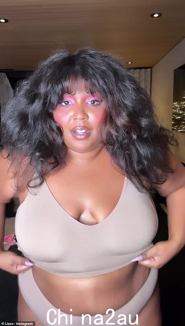 Lizzo 为图片加上标题:'新的一年!新的下降!平滑的现实就在这里!@yitty'
