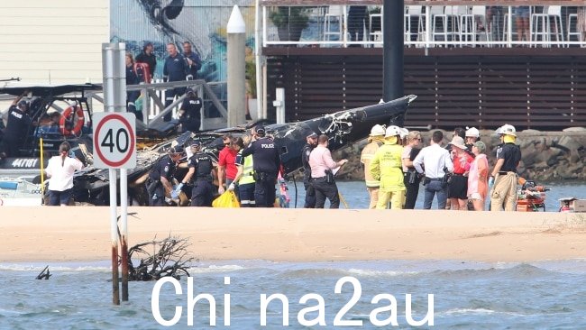 两架海洋世界直升机坠毁现场的紧急服务秒。图片:Glenn Hampson