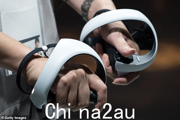如图,适用于 PlayStation 5 的索尼 PlayStation VR2 耳机控制器。该耳机定于 2 月发布,因此很可能会在 CES 2023 上展出