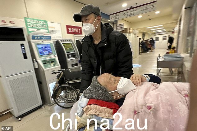 北京一家医院的急诊病房走廊上推着一名老年患者,那里的 Covid 感染正处于高峰期