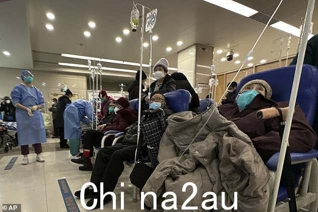 老年患者在隔离区休息以提供静脉注射北京某医院点滴