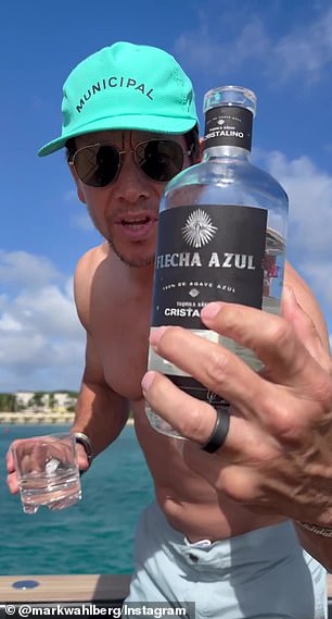 新年酒:庆祝 2023 年,Mark 在出海时享用了一些龙舌兰酒